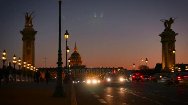 Paris Fransa - 2017 yaklaşık: Pont Alexandre III Köprüsü arka planda günbatımı, Eyfel Kulesi ile ultra hd 4k