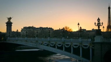 Paris Fransa - 2017 yaklaşık: Pont Alexandre III Köprüsü arka planda günbatımı, Eyfel Kulesi ile ultra hd 4k