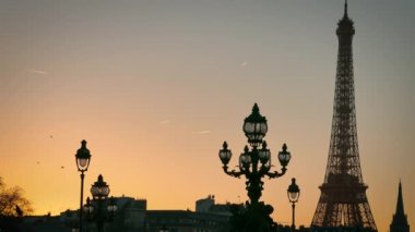 Paris Fransa - 2017 yaklaşık: Pont Alexandre III Köprüsü arka planda günbatımı, Eyfel Kulesi ile ultra hd 4k
