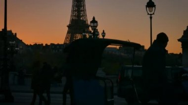 Paris Fransa - 2017 yaklaşık: Pont Alexandre III Köprüsü arka planda günbatımı, Eyfel Kulesi ile ultra hd 4k