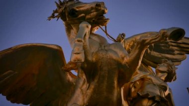 Paris Fransa - 2017 yaklaşık: Pont Alexandre III Köprüsü arka planda günbatımı, Eyfel Kulesi ile ultra hd 4k