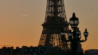 Paris Fransa - 2017 yaklaşık: Pont Alexandre III Köprüsü arka planda günbatımı, Eyfel Kulesi ile ultra hd 4k