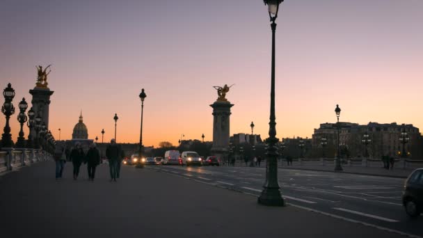 PARIGI FRANCIA - circa 2017: Pont Alexandre III ponte con la Torre Eiffel sullo sfondo al tramonto, ultra hd 4k — Video Stock