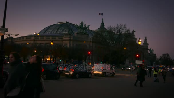 PARIS FRANÇA - por volta de 2017: Ponte Pont Alexandre III com a Torre Eiffel ao fundo ao pôr do sol, ultra hd 4k — Vídeo de Stock