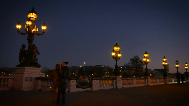 Paris Fransa - 2017 yaklaşık: Pont Alexandre III Köprüsü arka planda günbatımı, Eyfel Kulesi ile ultra hd 4k — Stok video