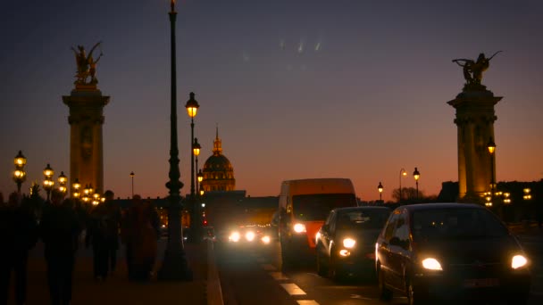 Париж Франція - близько 2017: міст Пон Олександр Iii з Ейфелевої вежі у фоновому режимі на захід сонця, ultra hd 4 к — стокове відео