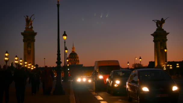 ПАРИЖ-ФРАНЦИЯ - Примерно 2017 год: Мост Pont Alexandre III с Эйфелевой башней на заднем плане на закате, ультра hd 4k — стоковое видео