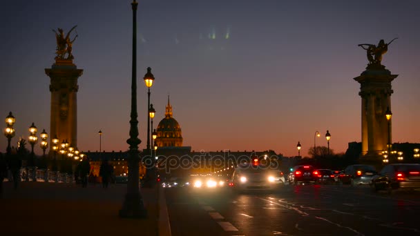ПАРИЖ-ФРАНЦИЯ - Примерно 2017 год: Мост Pont Alexandre III с Эйфелевой башней на заднем плане на закате, ультра hd 4k — стоковое видео