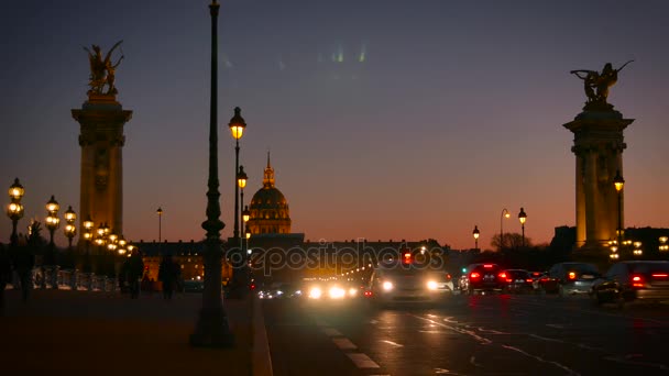 Paris Frankrike - circa 2017: Pont Alexandre Iii bron med Eiffeltornet i bakgrunden i solnedgång, ultra hd 4k — Stockvideo