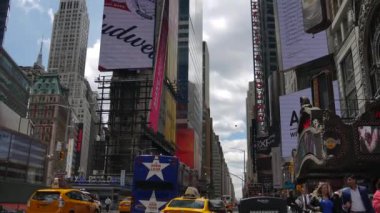 New York City, Amerika Birleşik Devletleri - 09 Haziran 2017: In ünlü Times Meydanı'ndaki Manhattan, araba trafik, yol işaretleri, New York City kalabalık, sarı taksi taksi, Ultrahd 4 k turist yürümek