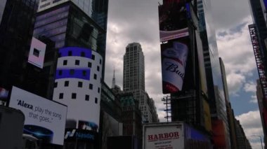 New York City, Amerika Birleşik Devletleri - 09 Haziran 2017: In ünlü Times Meydanı'ndaki Manhattan, araba trafik, yol işaretleri, New York City kalabalık, sarı taksi taksi, Ultrahd 4 k turist yürümek