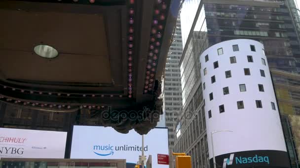 NUEVA YORK CITY, Estados Unidos - 09 de junio de 2017: Los turistas caminan en The Famous Times Square en Manhattan, Tráfico de coches, Señales led, Ciudad de Nueva York abarrotada, Taxi de taxi amarillo, UltraHd 4k — Vídeos de Stock