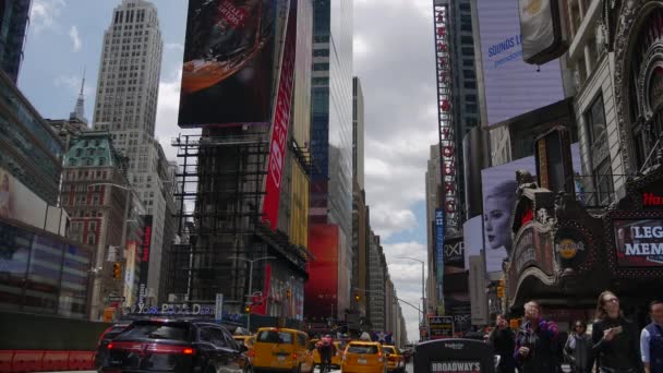 New York City, Usa - 09 juni 2017: Turister vandrar i den berömda Times Square på Manhattan, biltrafik, Led skyltar, trångt New York City, Yellow Cab-Taxi, Ultrahd 4k — Stockvideo