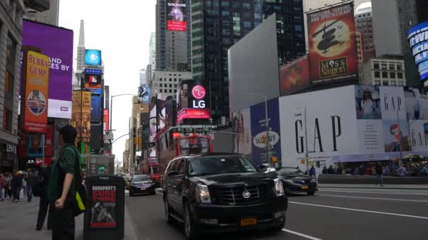 NOVA IORQUE CITY, EUA - 09 de junho de 2017: Turistas caminham na famosa Times Square em Manhattan, Car Traffic, LED Signs, Crowded New York City, Yellow Cab Taxi, UltraHd 4k — Vídeo de Stock