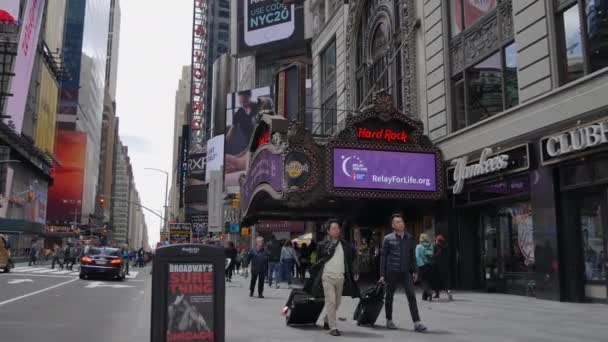 New York City, Usa - 09 juni 2017: Toeristen lopen in de beroemde Times Square in Manhattan, autoverkeer, Led tekenen, drukke New York City, Yellow Cab Taxi, 4k Ultrahd — Stockvideo