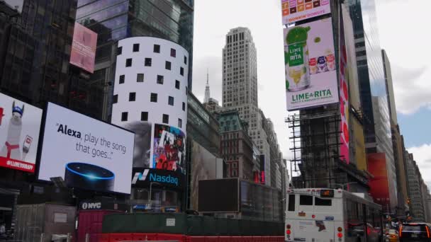 New York City, Amerika Birleşik Devletleri - 09 Haziran 2017: In ünlü Times Meydanı'ndaki Manhattan, araba trafik, yol işaretleri, New York City kalabalık, sarı taksi taksi, Ultrahd 4 k turist yürümek — Stok video