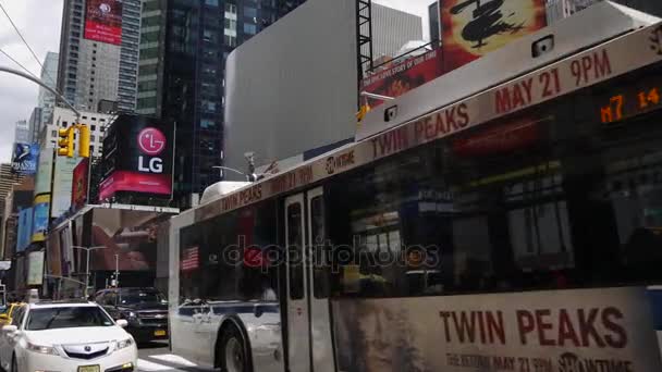 New York City, Usa - 09 czerwca 2017: Turyści pieszo w słynny Times Square w ruchu samochodowego, Led Signs, zatłoczone, New York City, Yellow Cab Taxi, Manhattan, Ultrahd 4k — Wideo stockowe