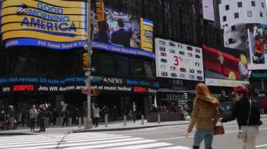 New York City, Amerika Birleşik Devletleri - 09 Haziran 2017: In ünlü Times Meydanı'ndaki Manhattan, araba trafik, yol işaretleri, New York City kalabalık, sarı taksi taksi, Ultrahd 4 k turist yürümek