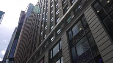 New York City, Amerika Birleşik Devletleri - 09 Haziran 2017: In ünlü Times Meydanı'ndaki Manhattan, araba trafik, yol işaretleri, New York City kalabalık, sarı taksi taksi, Ultrahd 4 k turist yürümek