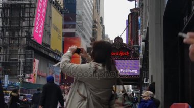 New York City, Amerika Birleşik Devletleri - 09 Haziran 2017: In ünlü Times Meydanı'ndaki Manhattan, araba trafik, yol işaretleri, New York City kalabalık, sarı taksi taksi, Ultrahd 4 k turist yürümek