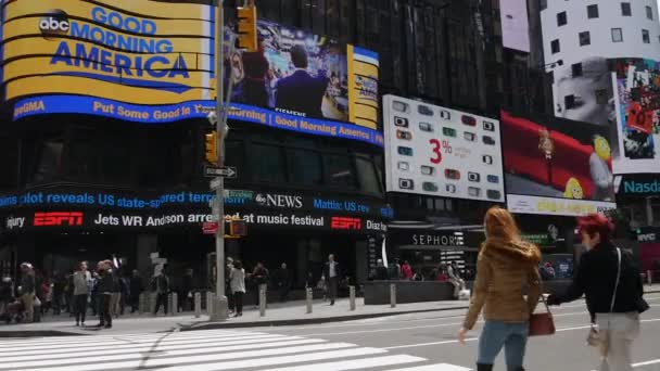 New York City, Amerika Birleşik Devletleri - 09 Haziran 2017: In ünlü Times Meydanı'ndaki Manhattan, araba trafik, yol işaretleri, New York City kalabalık, sarı taksi taksi, Ultrahd 4 k turist yürümek — Stok video