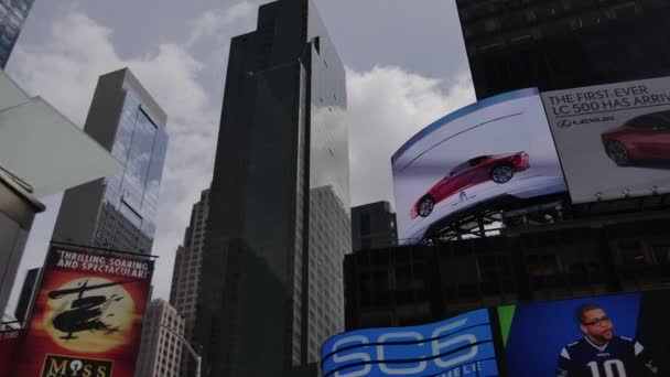 New York City, USA - 09. Juni 2017: Touristen gehen auf dem berühmten Times Square in Manhattan spazieren, Autoverkehr, geführte Schilder, überfüllte New York City, gelbes Taxi, ultrahd 4k — Stockvideo