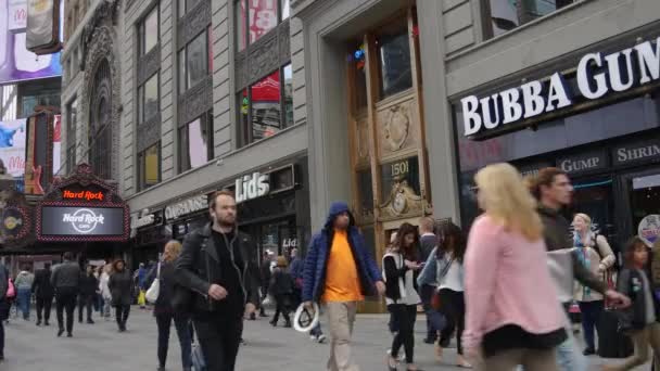 NEW YORK CITY, États-Unis - Le 09 juin 2017 : Des touristes marchent sur The Famous Times Square à Manhattan, circulation automobile, panneaux LED, ville surpeuplée de New York, taxi à cabine jaune, UltraHd 4k — Video