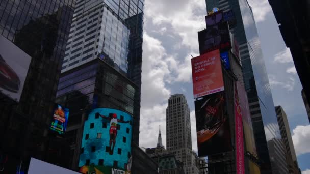 New York City, USA - 09. Juni 2017: Touristen gehen auf dem berühmten Times Square in Manhattan spazieren, Autoverkehr, geführte Schilder, überfüllte New York City, gelbes Taxi, ultrahd 4k — Stockvideo