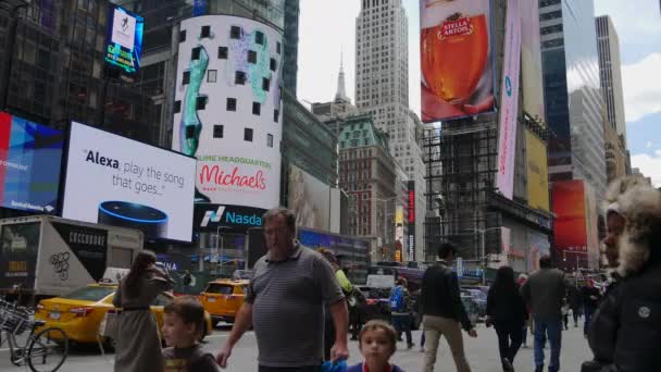 NEW YORK CITY, États-Unis - Le 09 juin 2017 : Des touristes marchent sur The Famous Times Square à Manhattan, circulation automobile, panneaux LED, ville surpeuplée de New York, taxi à cabine jaune, UltraHd 4k — Video