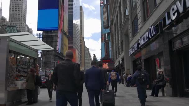 NUEVA YORK CITY, Estados Unidos - 09 de junio de 2017: Los turistas caminan en The Famous Times Square en Manhattan, Tráfico de coches, Señales led, Ciudad de Nueva York abarrotada, Taxi de taxi amarillo, UltraHd 4k — Vídeos de Stock