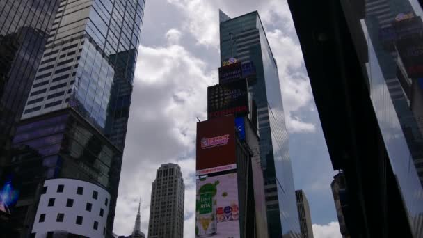 НЬЮ-ЙОРК, США - 9 июня 2017 года: Туристы прогуливаются по знаменитой Таймс-сквер в Манхэттене, автомобильное движение, светодиодные знаки, переполненный Нью-Йорк, желтое такси, UltraHd 4k — стоковое видео