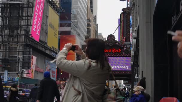 New York City, Usa - 09 června 2017: Turisté chodit v The slavné Times Square v Manhattanu, automobilové dopravy, vedl znamení, přeplněné New York City, žluté Taxi Cab, Ultrahd 4k — Stock video