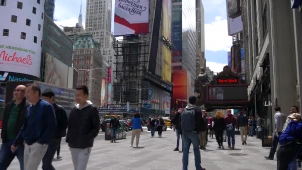 NOVA IORQUE CITY, EUA - 09 de junho de 2017: Turistas caminham na famosa Times Square em Manhattan, Car Traffic, LED Signs, Crowded New York City, Yellow Cab Taxi, UltraHd 4k — Vídeo de Stock