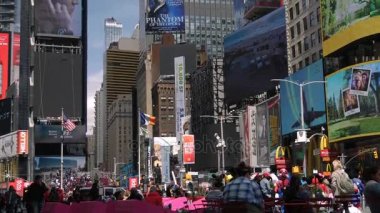 New York City, Amerika Birleşik Devletleri - 09 Haziran 2017: In ünlü Times Meydanı'ndaki Manhattan, araba trafik, yol işaretleri, New York City kalabalık, sarı taksi taksi, Ultrahd 4 k turist yürümek