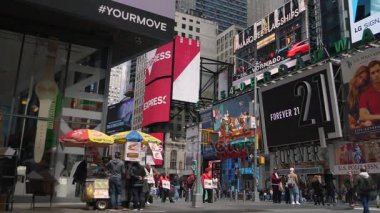 New York City, Amerika Birleşik Devletleri - 09 Haziran 2017: In ünlü Times Meydanı'ndaki Manhattan, araba trafik, yol işaretleri, New York City kalabalık, sarı taksi taksi, Ultrahd 4 k turist yürümek