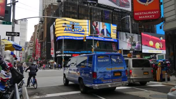 NEW YORK CITY, États-Unis - Le 09 juin 2017 : Des touristes marchent sur The Famous Times Square à Manhattan, circulation automobile, panneaux LED, ville surpeuplée de New York, taxi à cabine jaune, UltraHd 4k — Video