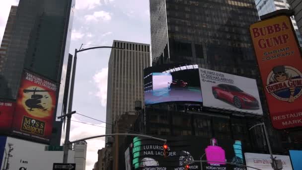 New York City, Amerika Birleşik Devletleri - 09 Haziran 2017: In ünlü Times Meydanı'ndaki Manhattan, araba trafik, yol işaretleri, New York City kalabalık, sarı taksi taksi, Ultrahd 4 k turist yürümek — Stok video