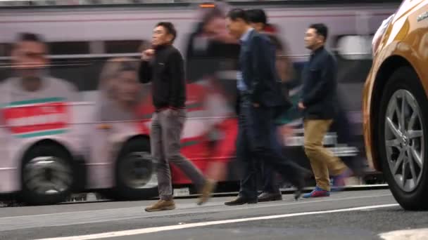 New York City, USA - 09. Juni 2017: Touristen gehen auf dem berühmten Times Square in Manhattan spazieren, Autoverkehr, geführte Schilder, überfüllte New York City, gelbes Taxi, ultrahd 4k — Stockvideo