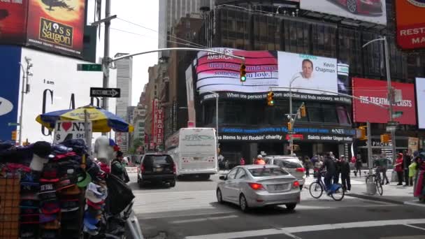 New York City, Usa - 09 června 2017: Turisté chodit v The slavné Times Square v Manhattanu, automobilové dopravy, vedl znamení, přeplněné New York City, žluté Taxi Cab, Ultrahd 4k — Stock video