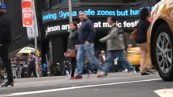 New York City, Amerikai Egyesült Államok - 2017. június 09.: Turisták sétára, a híres Times Square-Manhattan, személygépjármű terhelésű, Led jelek, zsúfolt New York City, Yellow Cab-Taxi, Ultrahd 4k — Stock videók