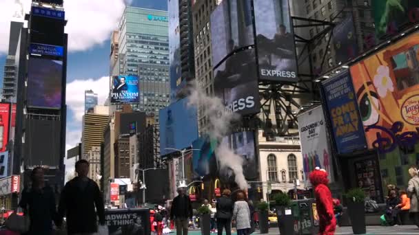 NEW YORK CITY, États-Unis - Le 09 juin 2017 : Des touristes marchent sur The Famous Times Square à Manhattan, circulation automobile, panneaux LED, ville surpeuplée de New York, taxi à cabine jaune, UltraHd 4k — Video