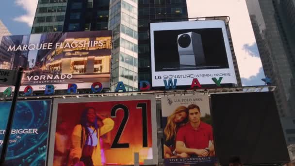 NOVA IORQUE CITY, EUA - 09 de junho de 2017: Turistas caminham na famosa Times Square em Manhattan, Car Traffic, LED Signs, Crowded New York City, Yellow Cab Taxi, UltraHd 4k — Vídeo de Stock