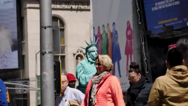 New York City, Usa - 09 juni 2017: Toeristen lopen in de beroemde Times Square in Manhattan, autoverkeer, Led tekenen, drukke New York City, Yellow Cab Taxi, 4k Ultrahd — Stockvideo