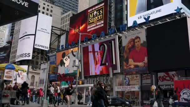観光客徒歩でマンハッタン、車の交通、Led サイン、混雑したニューヨーク、黄色のタクシー タクシー、Ultrahd 4 k で有名なタイムズ スクエア、ニューヨーク市、米国 - 2017 年 6 月 9 日。 — ストック動画