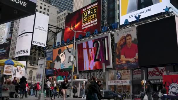 NEW YORK CITY, États-Unis - Le 09 juin 2017 : Des touristes marchent sur The Famous Times Square à Manhattan, circulation automobile, panneaux LED, ville surpeuplée de New York, taxi à cabine jaune, UltraHd 4k — Video