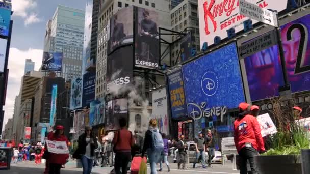 NEW YORK CITY, États-Unis - Le 09 juin 2017 : Des touristes marchent sur The Famous Times Square à Manhattan, circulation automobile, panneaux LED, ville surpeuplée de New York, taxi à cabine jaune, UltraHd 4k — Video