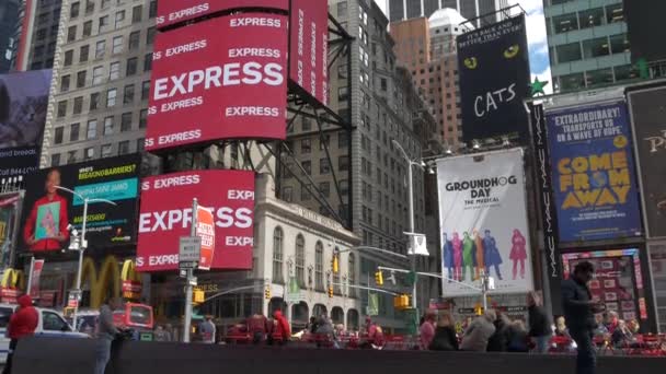 New York City, Usa - 09 juni 2017: Toeristen lopen in de beroemde Times Square in Manhattan, autoverkeer, Led tekenen, drukke New York City, Yellow Cab Taxi, 4k Ultrahd — Stockvideo