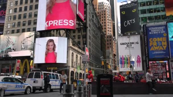 NOVA IORQUE CITY, EUA - 09 de junho de 2017: Turistas caminham na famosa Times Square em Manhattan, Car Traffic, LED Signs, Crowded New York City, Yellow Cab Taxi, UltraHd 4k — Vídeo de Stock