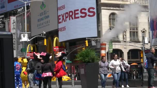 NUEVA YORK CITY, Estados Unidos - 09 de junio de 2017: Los turistas caminan en The Famous Times Square en Manhattan, Tráfico de coches, Señales led, Ciudad de Nueva York abarrotada, Taxi de taxi amarillo, UltraHd 4k — Vídeo de stock