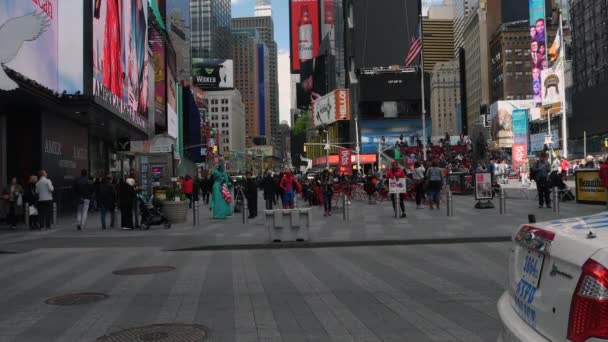 観光客徒歩でマンハッタン、車の交通、Led サイン、混雑したニューヨーク、黄色のタクシー タクシー、Ultrahd 4 k で有名なタイムズ スクエア、ニューヨーク市、米国 - 2017 年 6 月 9 日。 — ストック動画
